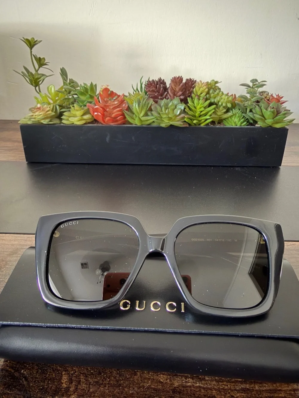 Gucci sunglasses signature